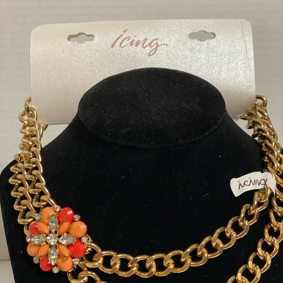 Icing flower on chain necklace - Picture 3 of 4